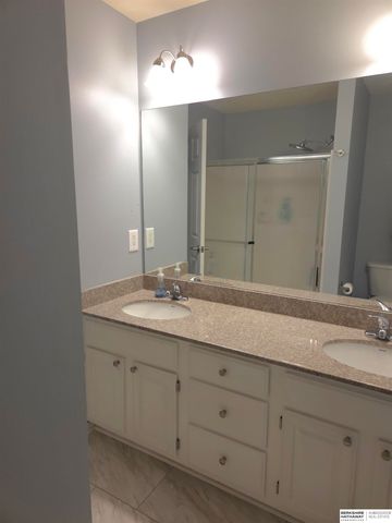 17614 Parker Plaza, Omaha, NE 68118