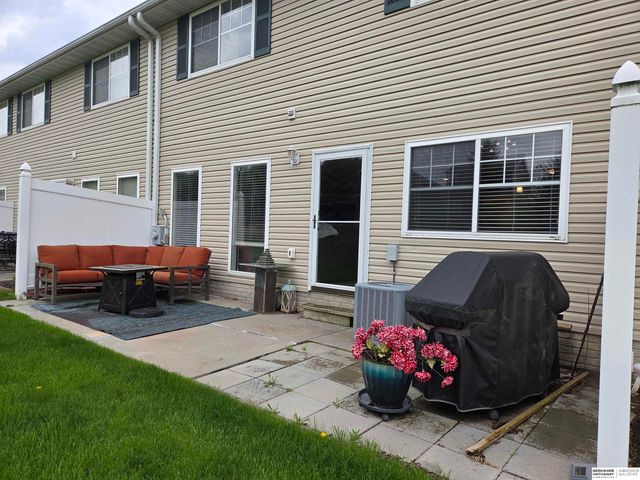 17614 Parker Plaza, Omaha, NE 68118