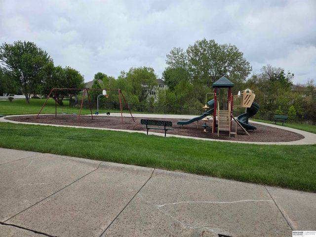 17614 Parker Plaza, Omaha, NE 68118