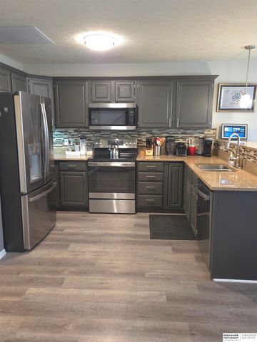 17614 Parker Plaza, Omaha, NE 68118