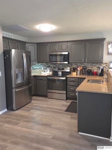 17614 Parker Plaza, Omaha, NE 68118