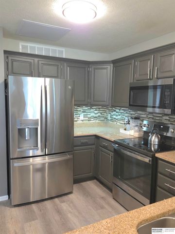 17614 Parker Plaza, Omaha, NE 68118