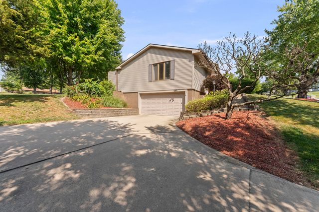 1714 Winding Hill Road, Davenport, IA 52807