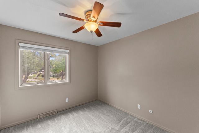 1714 Winding Hill Road, Davenport, IA 52807