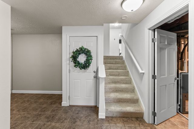 1714 Winding Hill Road, Davenport, IA 52807