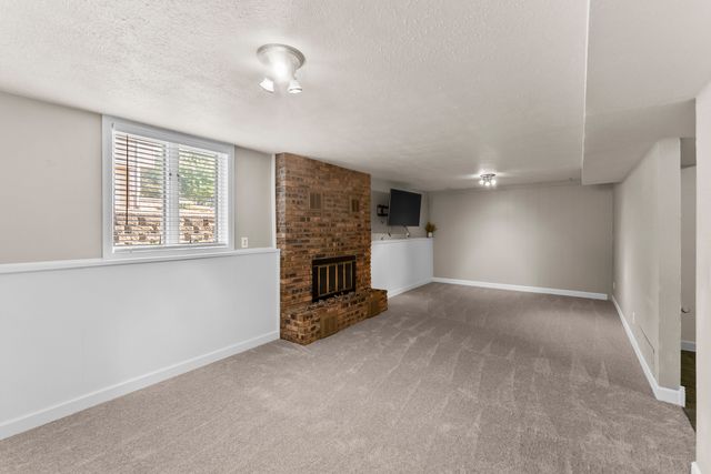 1714 Winding Hill Road, Davenport, IA 52807