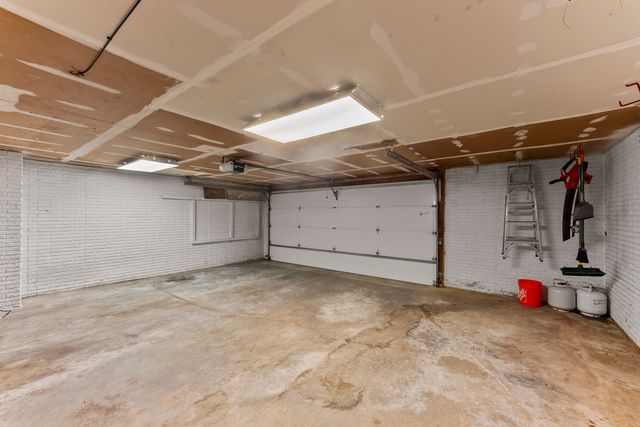 1714 Winding Hill Road, Davenport, IA 52807