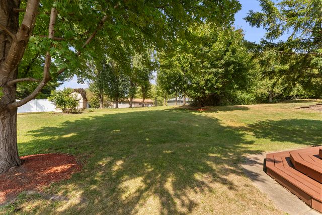 1714 Winding Hill Road, Davenport, IA 52807