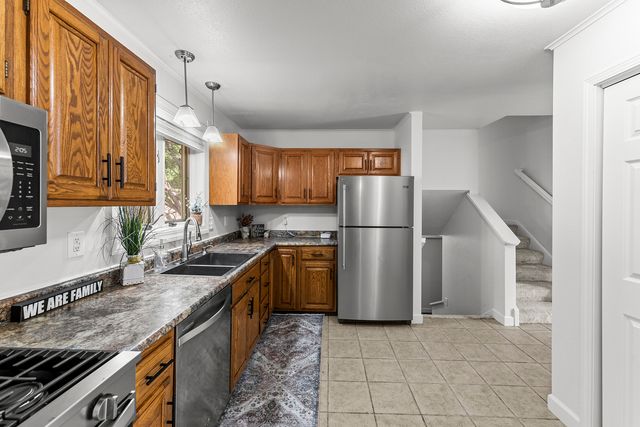 1714 Winding Hill Road, Davenport, IA 52807