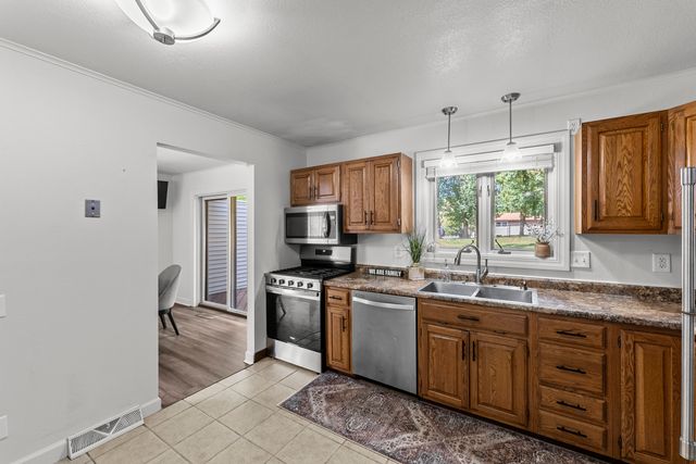 1714 Winding Hill Road, Davenport, IA 52807