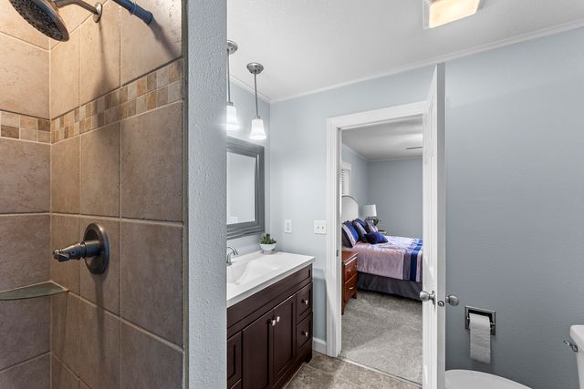 1714 Winding Hill Road, Davenport, IA 52807