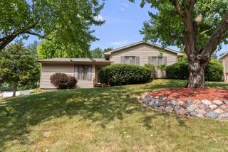 1714 Winding Hill Road, Davenport, IA 52807