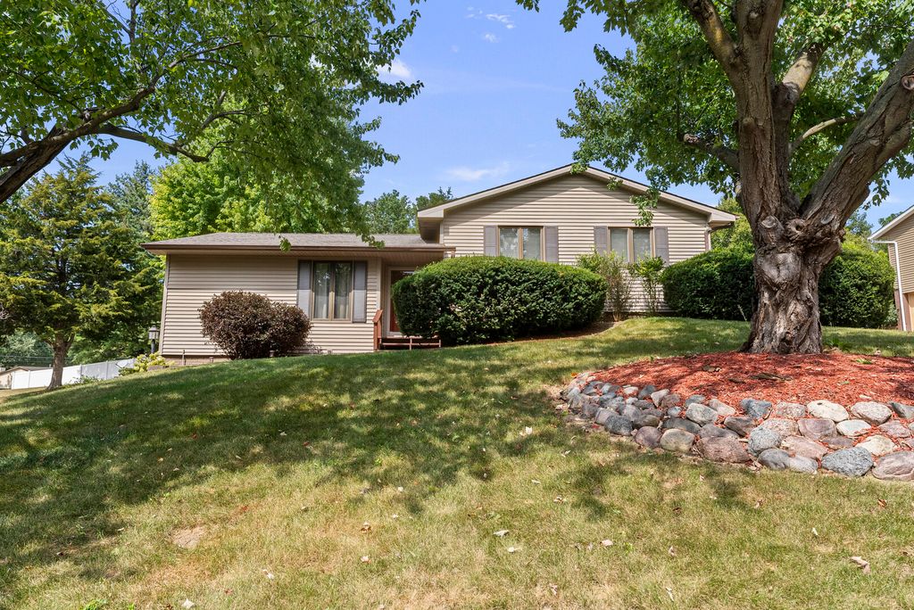 1714 Winding Hill Road, Davenport, IA 52807