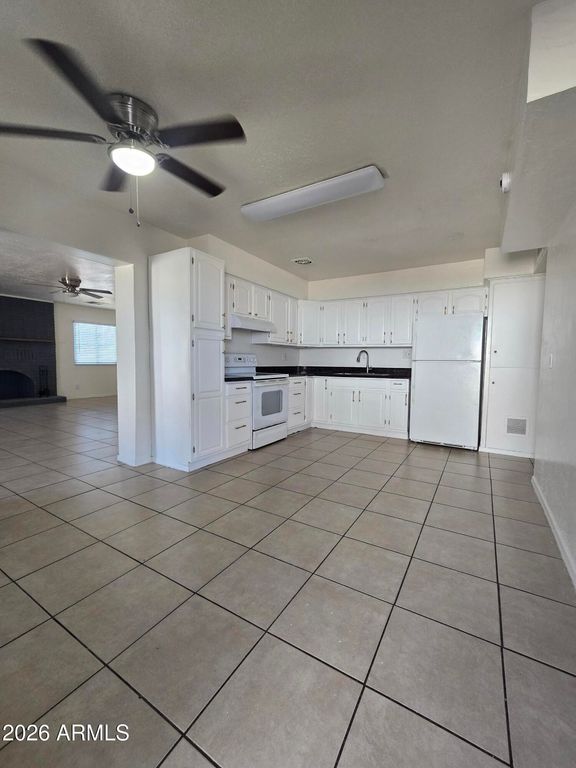6917 W HIGHLAND Avenue, Phoenix, AZ 85033 — photo 2