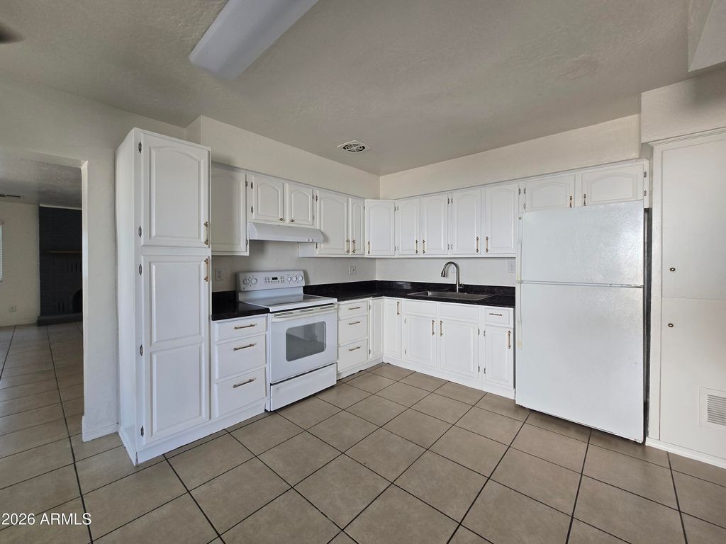 6917 W HIGHLAND Avenue, Phoenix, AZ 85033 — photo 5