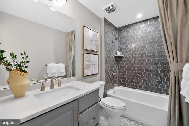3107 GRANTARTHUR CT, Whitehall, PA 18052