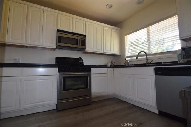 9930 Saticoy Street, Burbank, CA 91504