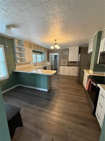 217 S 5th Street, Burlington, KS 66839