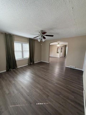 217 S 5th Street, Burlington, KS 66839