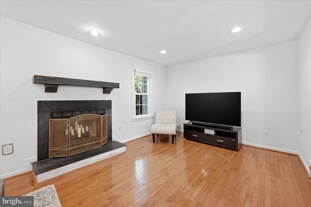5723 WALNUT WOOD LN, Burke, VA 22015