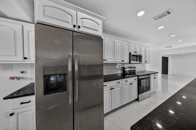 2740 NW 9th Lane, Wilton Manors, FL 33311