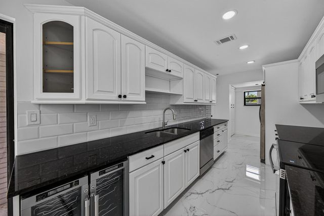 2740 NW 9th Lane, Wilton Manors, FL 33311