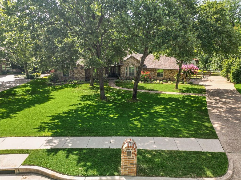 1812 Winding Creek Boulevard, Flower Mound, TX 75022