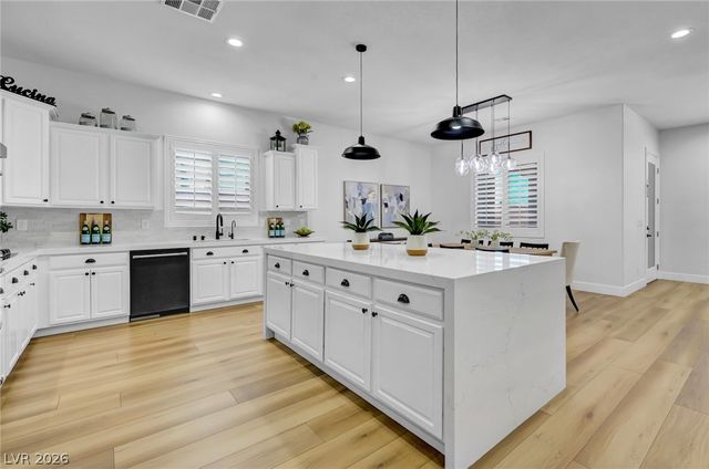 9155 Cimarron River Court, Las Vegas, NV 89149