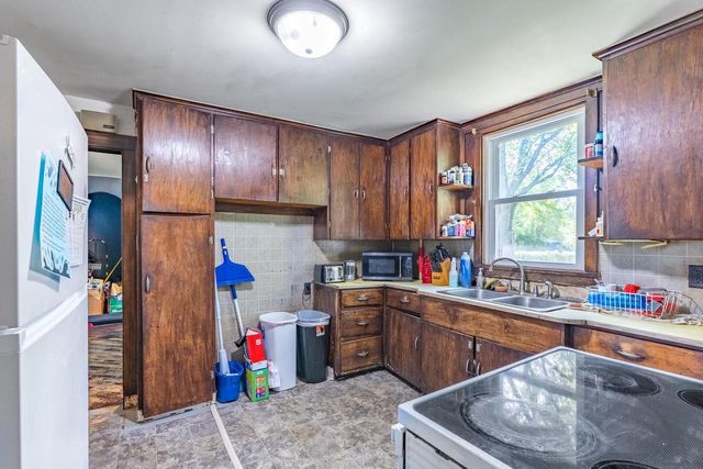 325 E CHESTER STREET, Plainfield, WI 54966