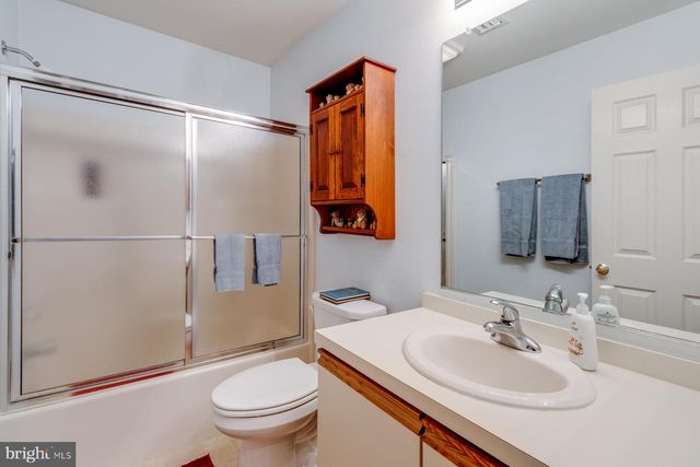 1006 COUNTRY PLACE DR, Lancaster, PA 17601