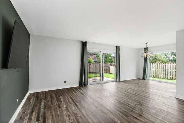 615 Lakeview Court, Roselle, IL 60172