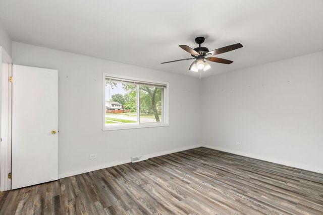 615 Lakeview Court, Roselle, IL 60172