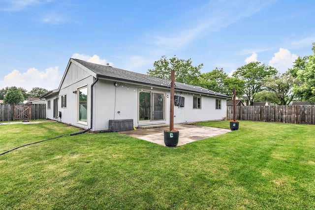615 Lakeview Court, Roselle, IL 60172