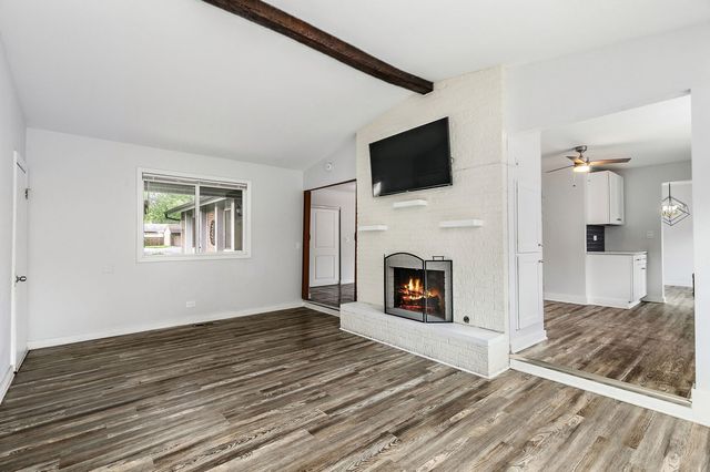 615 Lakeview Court, Roselle, IL 60172