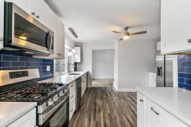 615 Lakeview Court, Roselle, IL 60172