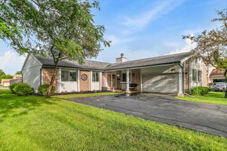 615 Lakeview Court, Roselle, IL 60172