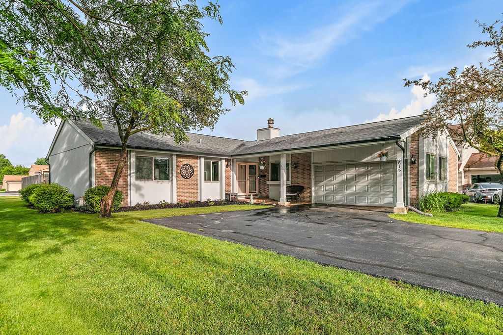 615 Lakeview Court, Roselle, IL 60172