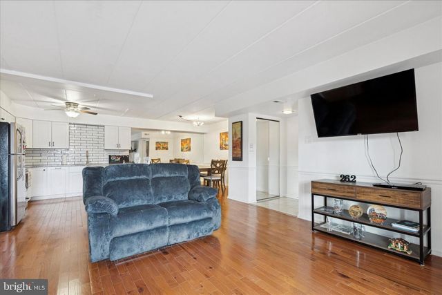 3 OAKRIDGE DR, Langhorne, PA 19047