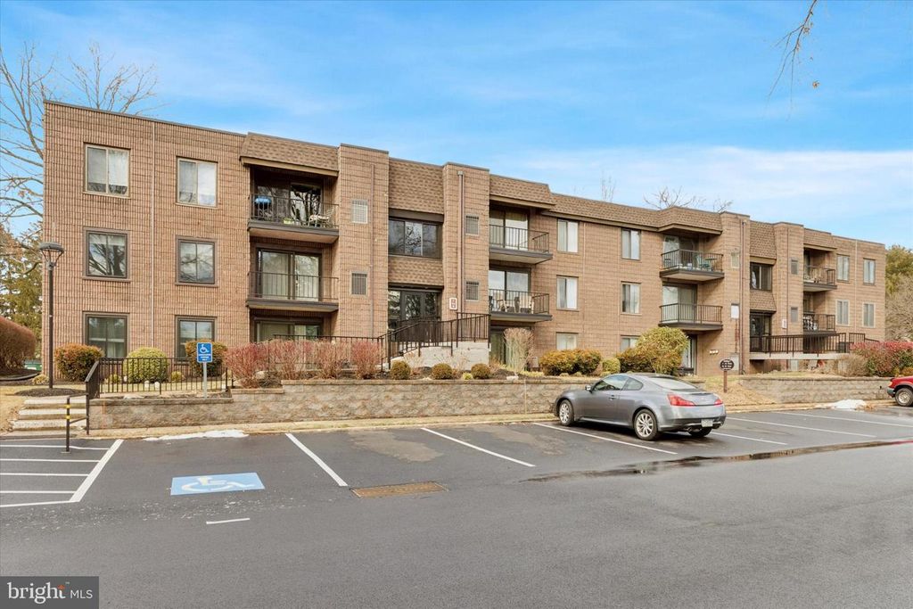 3 OAKRIDGE DR, Langhorne, PA 19047