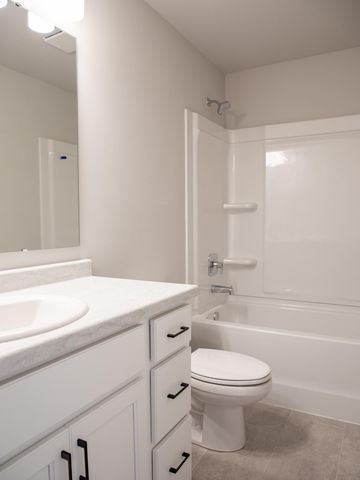 224 Lionheart Drive S, Horace, ND 58047