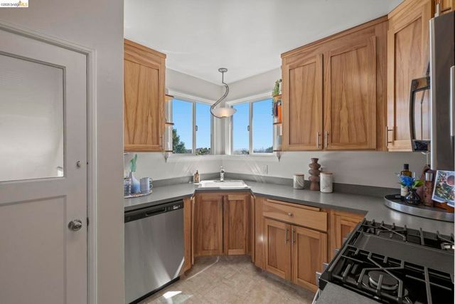 1711 Santa Clara St, Richmond, CA 94804