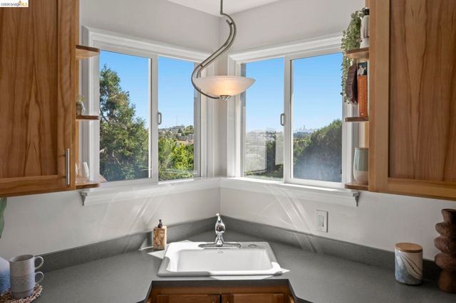 1711 Santa Clara St, Richmond, CA 94804
