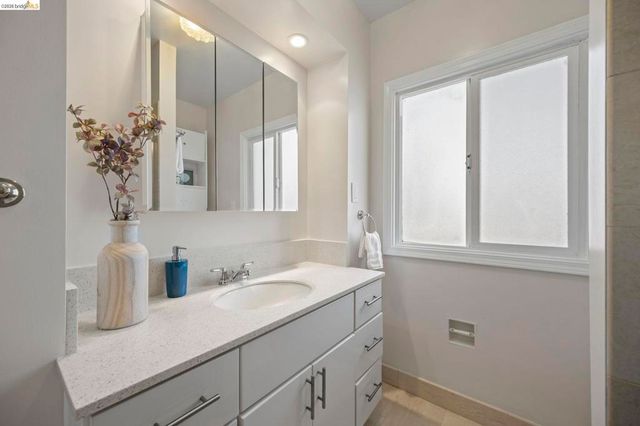1711 Santa Clara St, Richmond, CA 94804