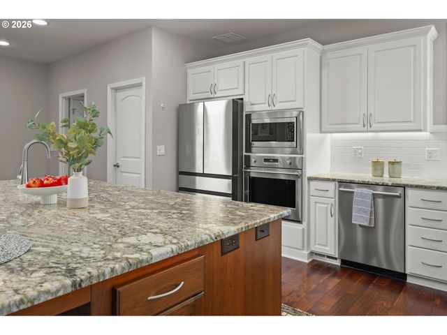 3217 BOARDWALK Ave, Eugene, OR 97401