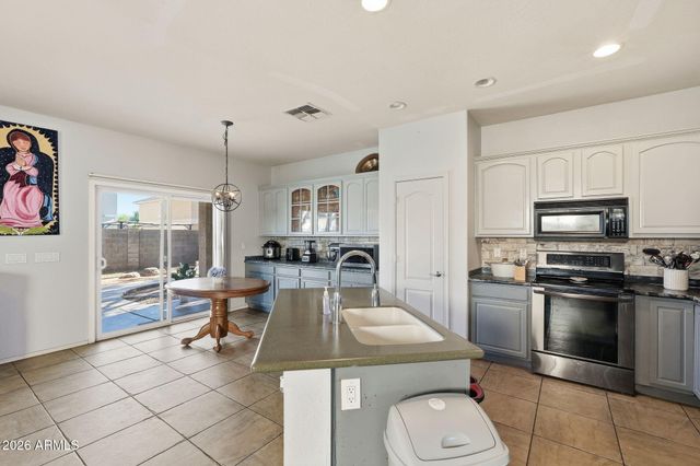 7037 W SOPHIE Lane, Laveen, AZ 85339