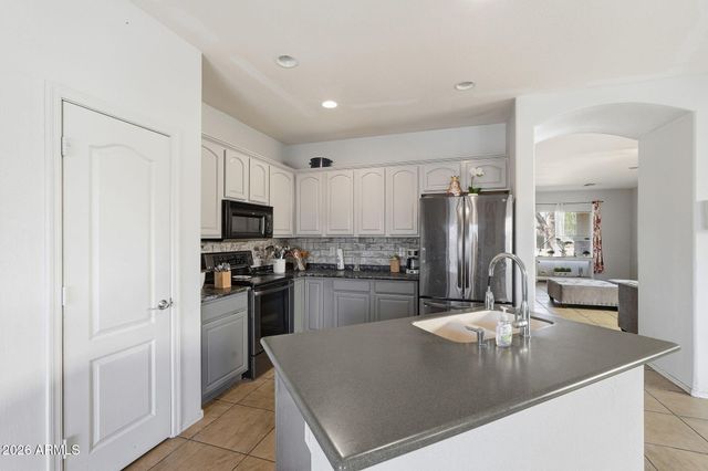 7037 W SOPHIE Lane, Laveen, AZ 85339