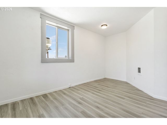 708 N KILLINGSWORTH St 14, Portland, OR 97217