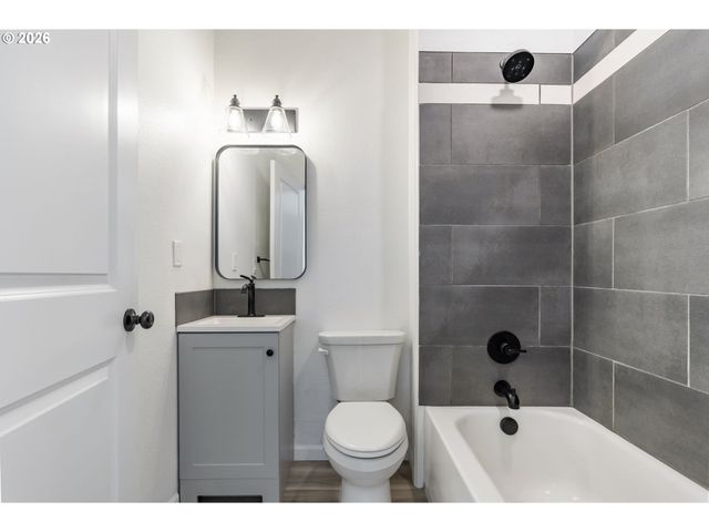 708 N KILLINGSWORTH St 14, Portland, OR 97217