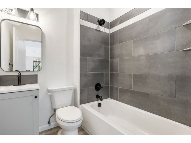 708 N KILLINGSWORTH St 14, Portland, OR 97217