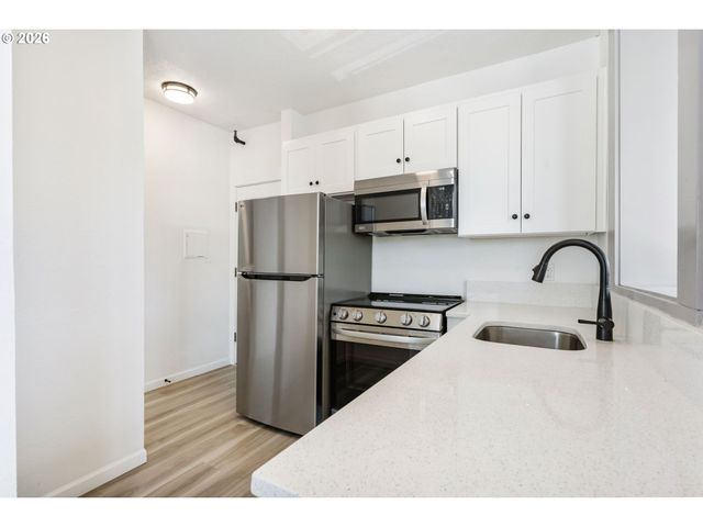 708 N KILLINGSWORTH St 14, Portland, OR 97217